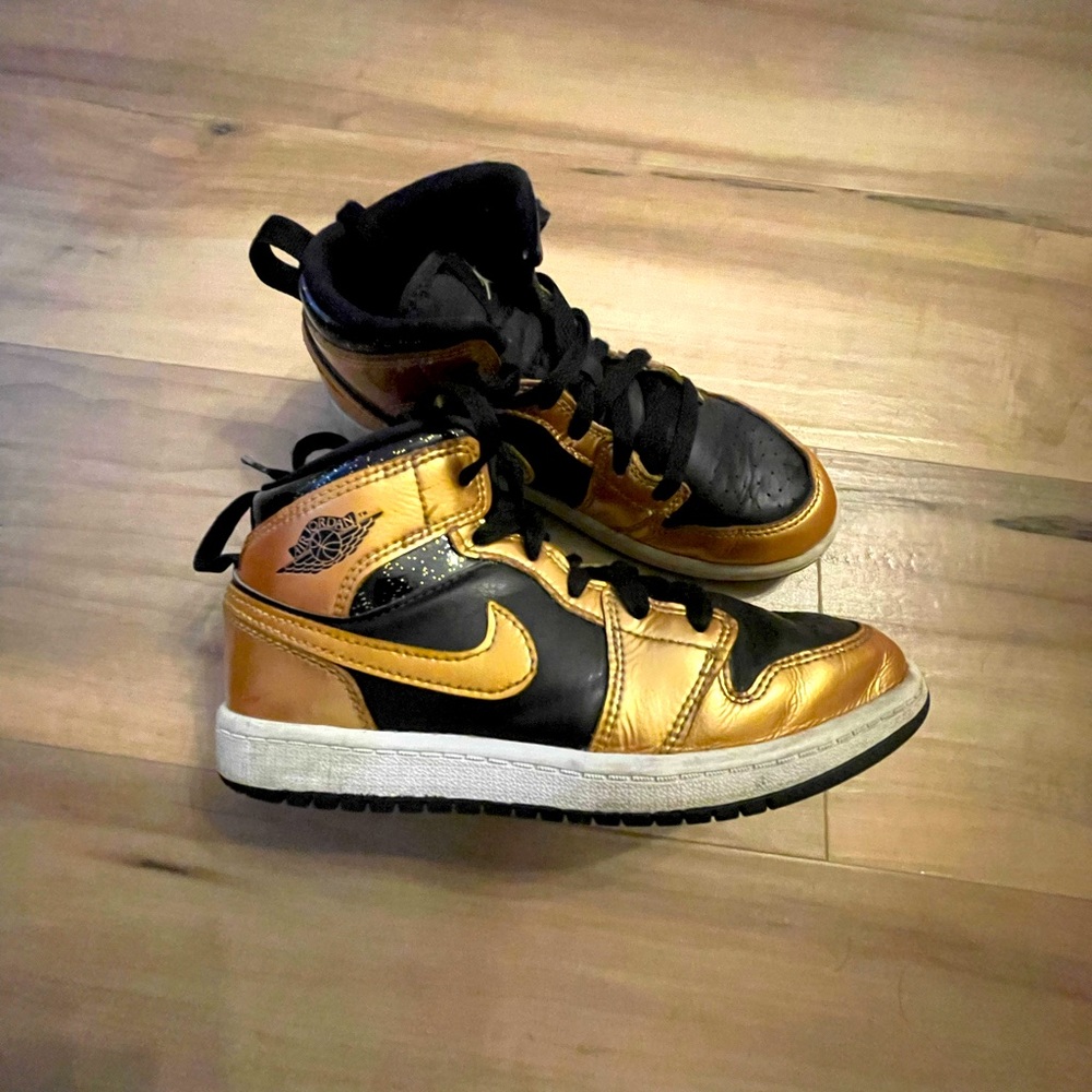 Jordan 1 golds
